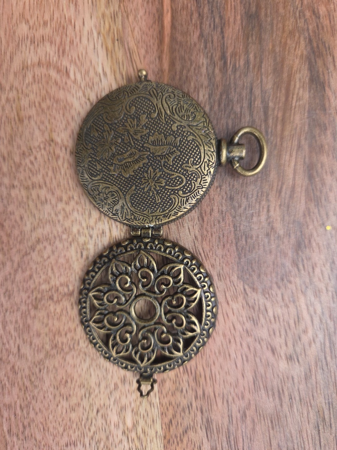 Vintage Victorian Metal Locket Pendant With See-through Front Picture