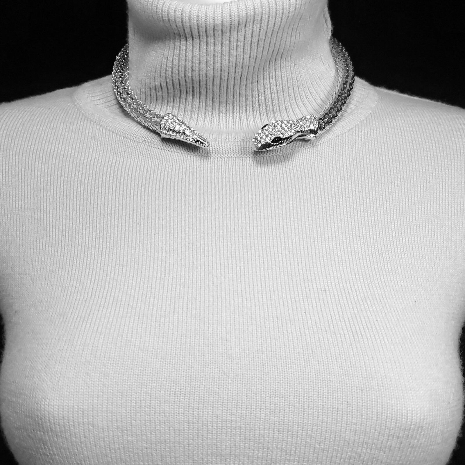 N0073 Silver Colored Rhinestone Animal Snake Design Round Collar Choker Necklace