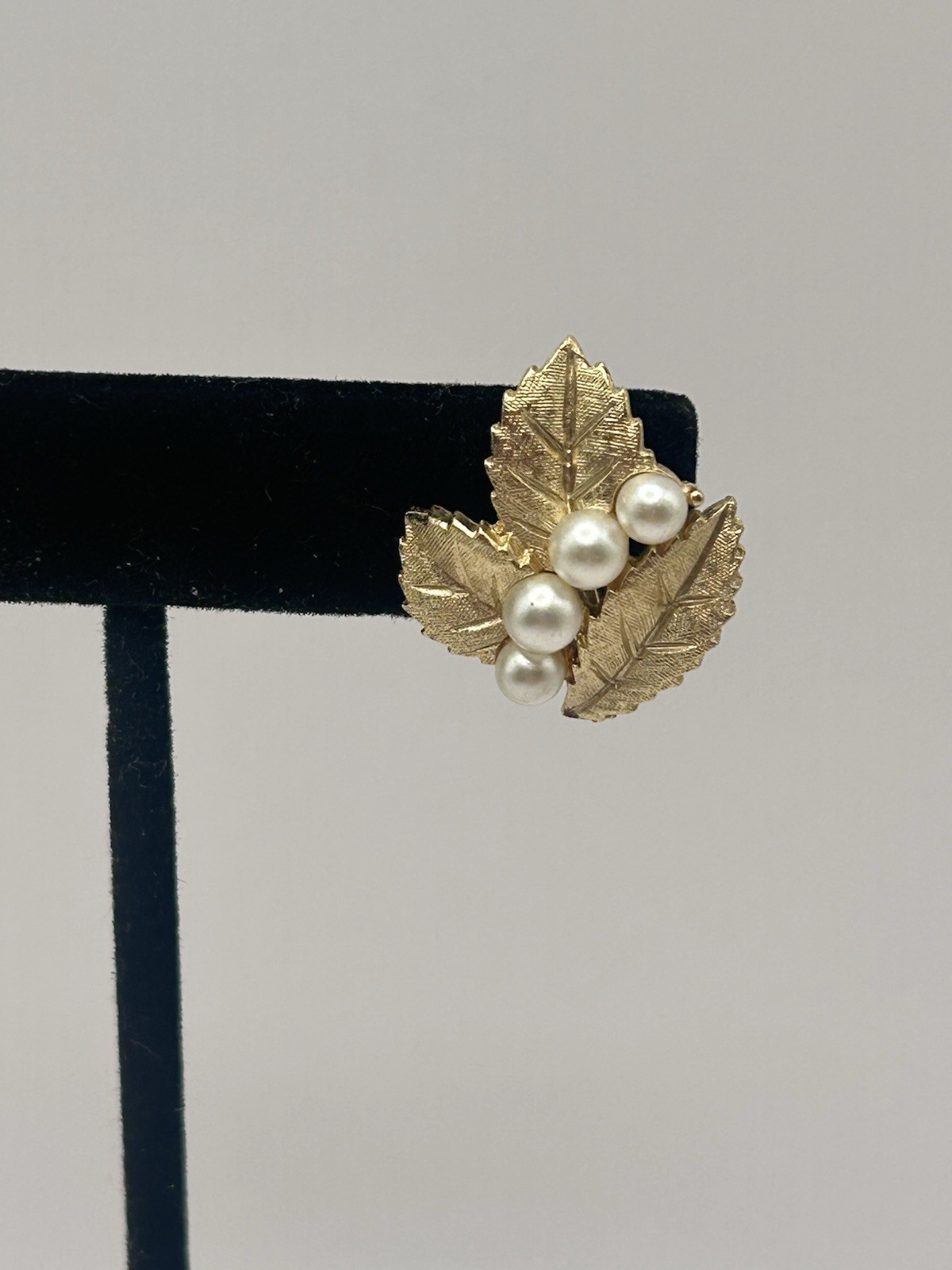 Vintage Crown TRIFARI Florentine Gilt Metal Three-Leaf Four-Pearl Clip Earrings