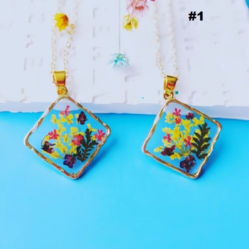 Resin/Glass Floating Pendant Natural Real Dried Flowers 18″ Chain Necklace