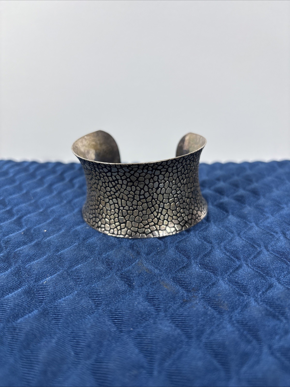 SILVERTONE WIDE HAMMERED PEBBLED FINISH STRETCH BRACELET