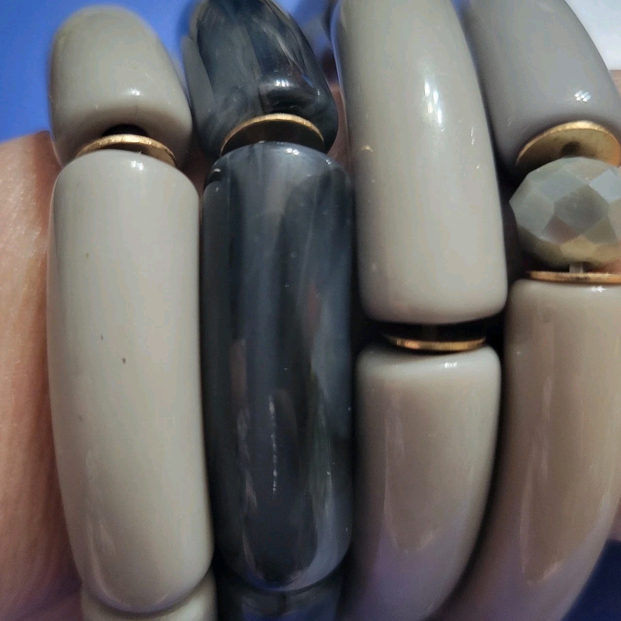 Set Of 4 Acrylic Tube Bracelets Gray Black Gold Disks Faceted Beads 6.5″ To 7″