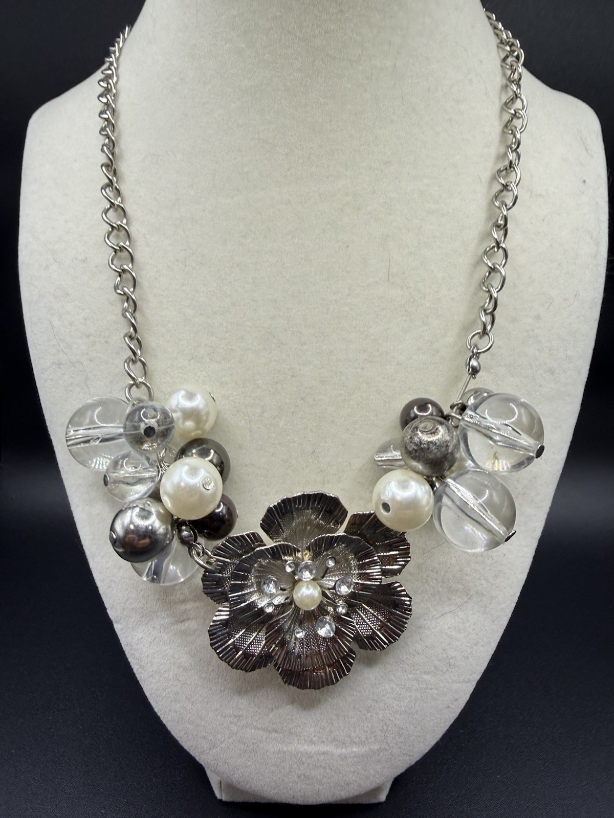 Silver-Tone Metal Flower Charm Statement Collar Necklace 20.5 Inch Lobster Clasp