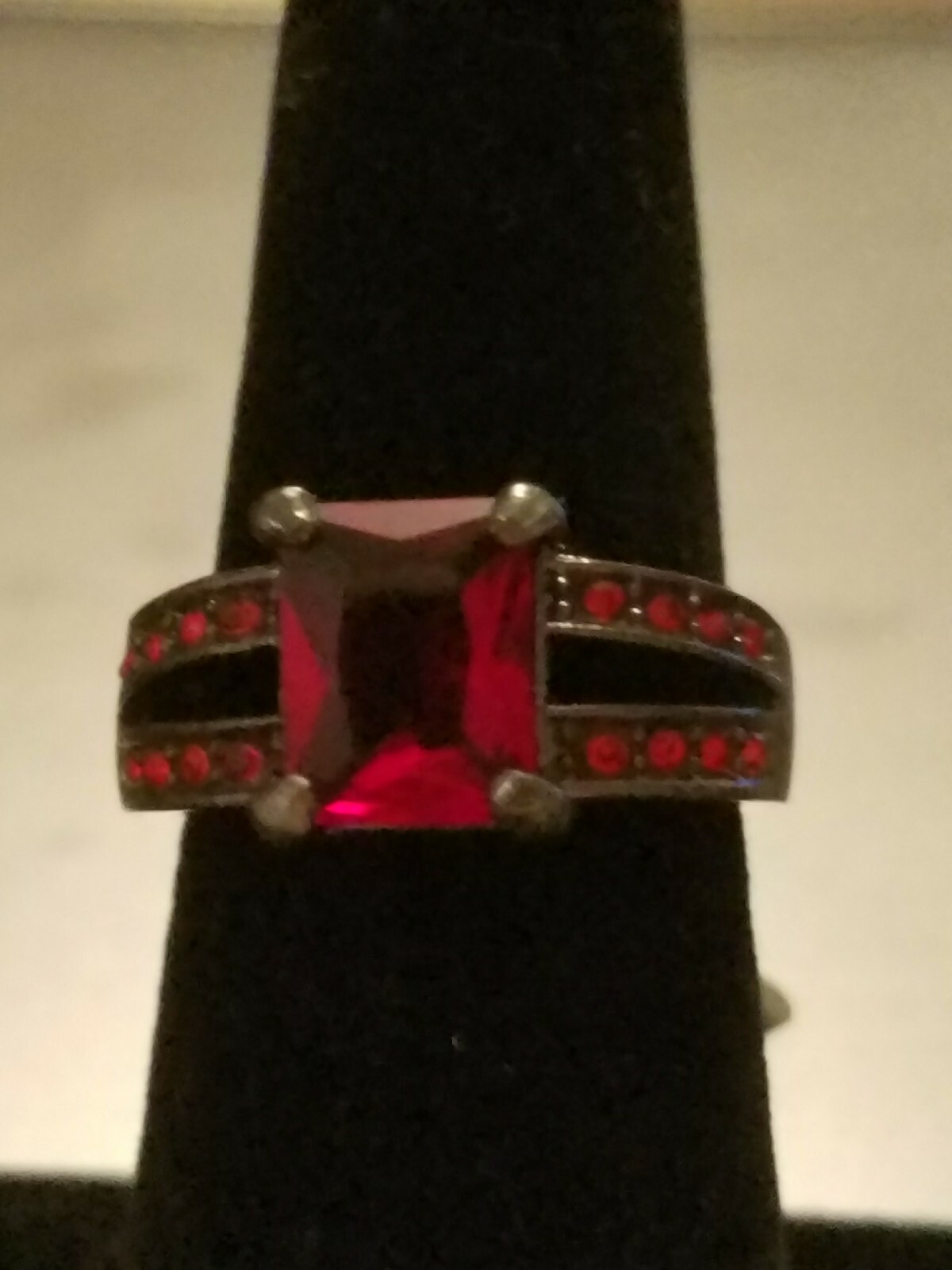 US SELLER Elegant SOLITAIRE RED RUBY SIMULATED BLACK GOLD FILLED SIZE 6.5 Ring