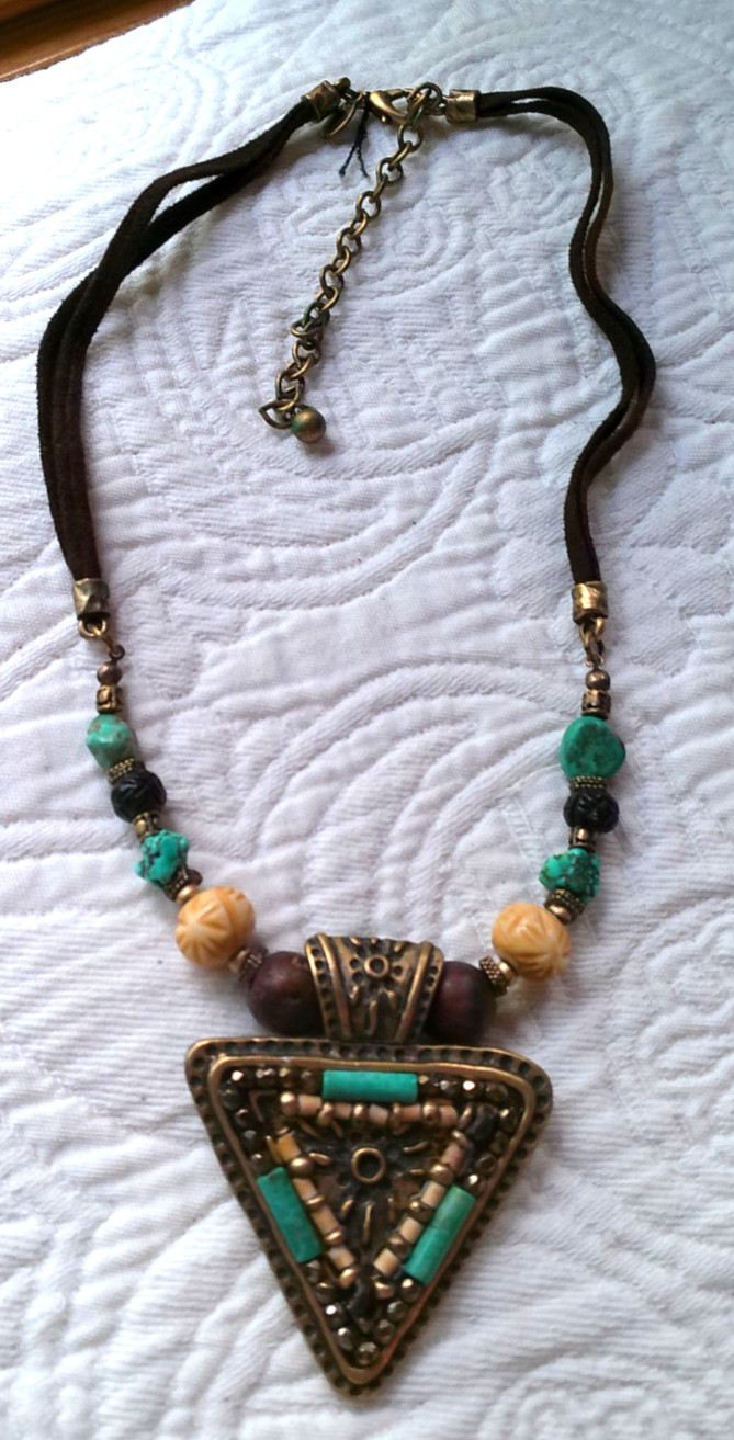 CHICO’S VTG MIXED MATERIAL NECKLACE ELABORATE TRIANGLE WITH INLAY STRAND ACENTS
