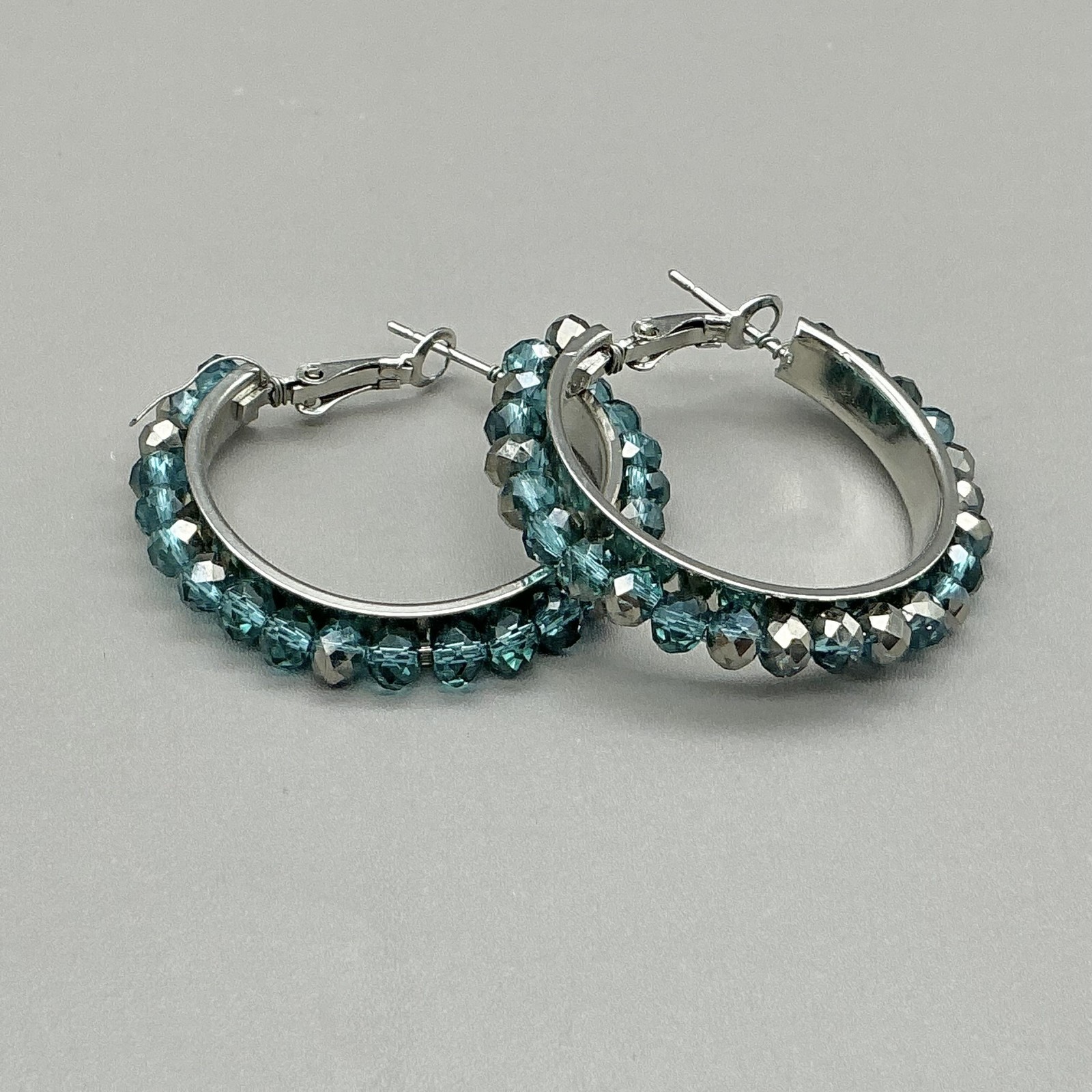 Earrings Aqua Blue Crystal Beaded Hoop Silver Tone Snap Closure 1.5″ Womens