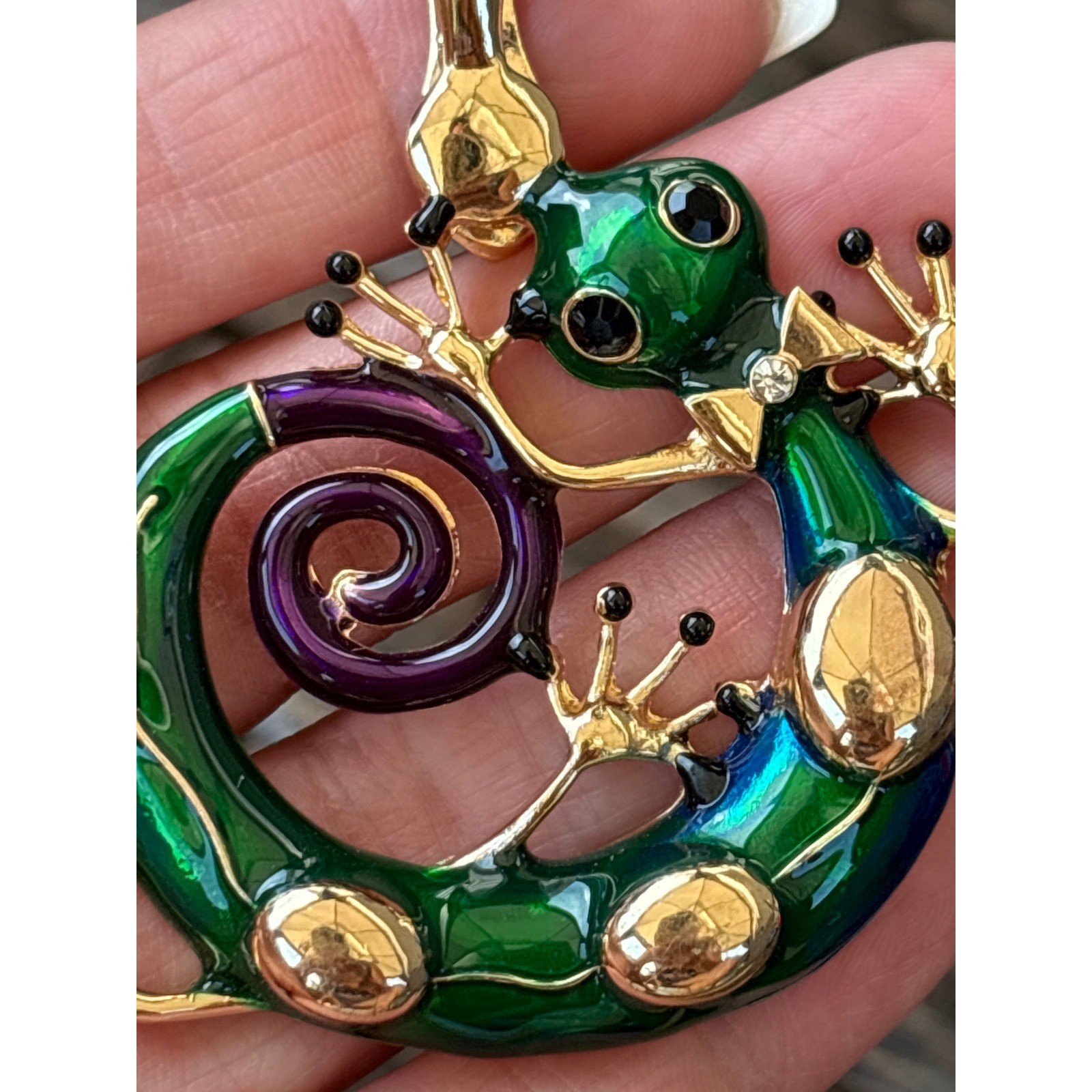 RMN Roman Enamel Lizard Gecko Pendant Gold Tone Green Purple Bow Tie Statement