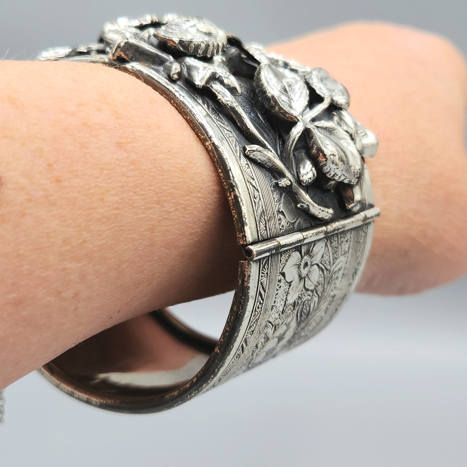 1960s Unsigned Whiting & Davis Gothic Repousse Silver Tone Cuff Bracelet 7″