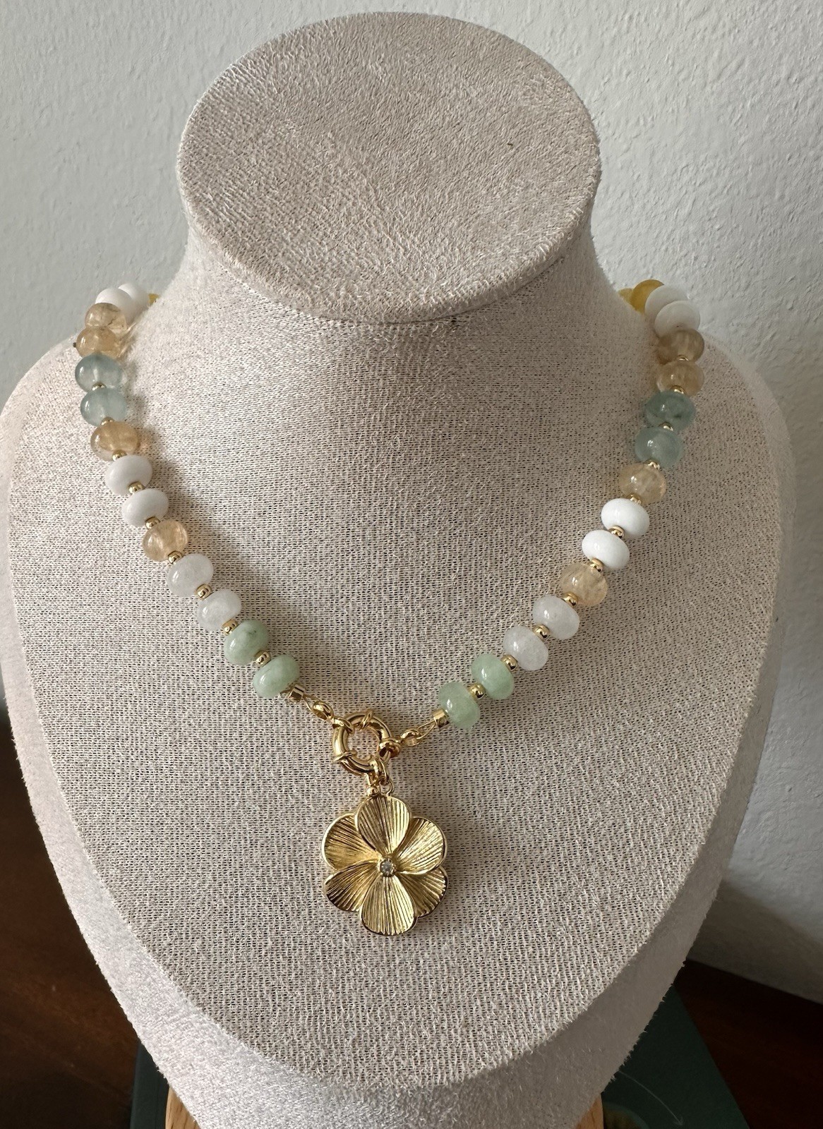 Multicolor Stone Beaded Necklace Gold Tone Flower Charm Pendant Adjustable