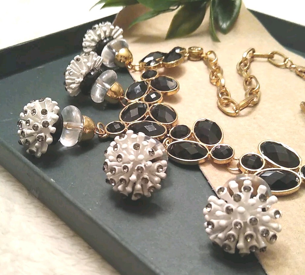 Funky Designer Enamel Metal White Atomic Burst Charms Necklace w/Black and Clear