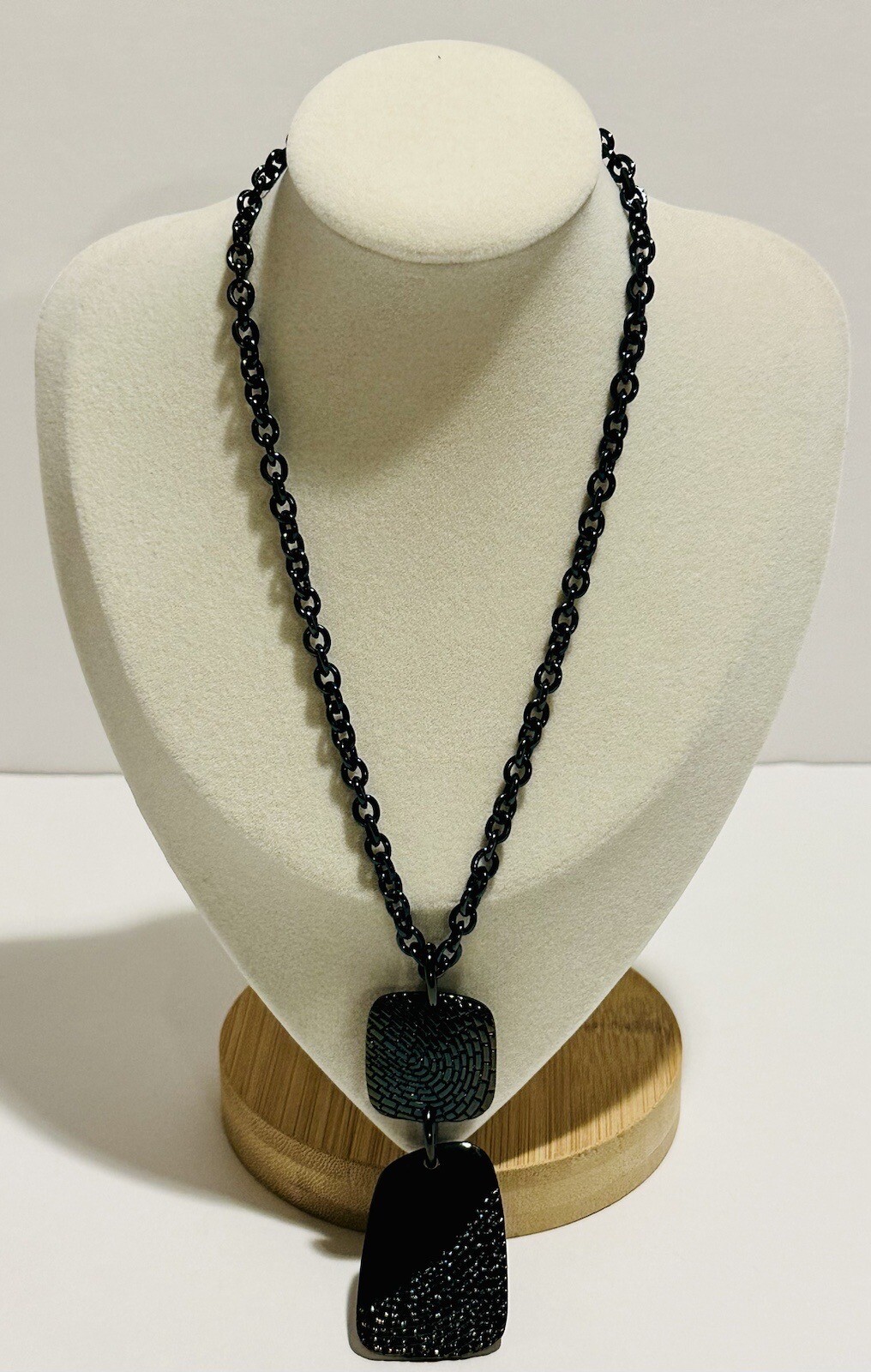Bill Blass Blue Metal Necklace With Thumbprint Pendant 15 Inches.
