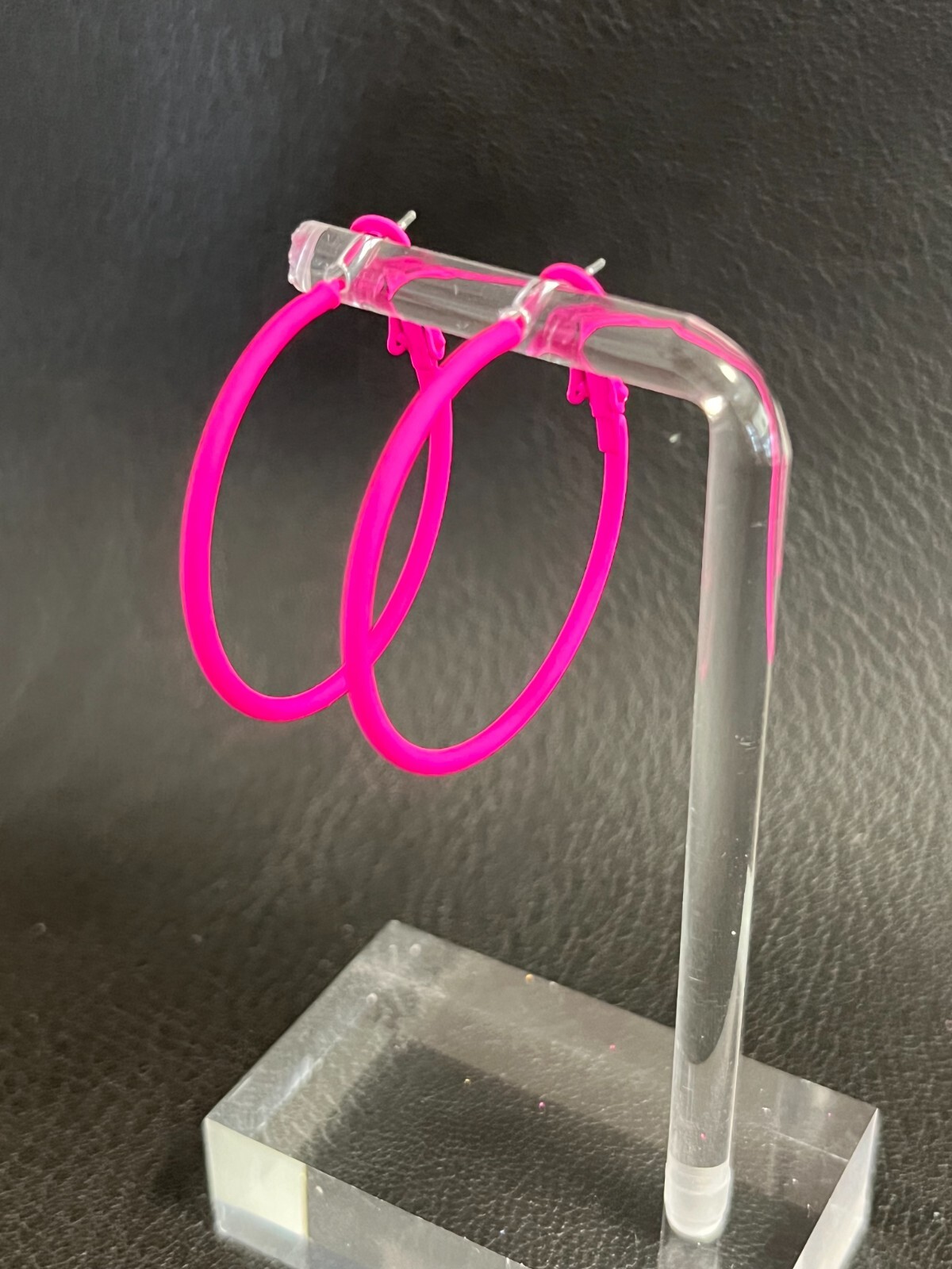 FUN NEW PAIR WOMEN’S HOOP EARRINGS 35MM HOT PINK