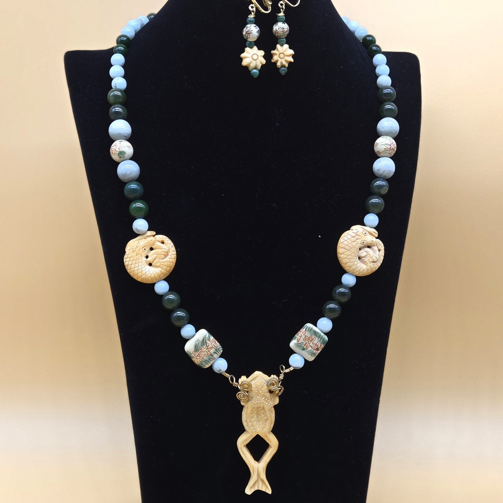 Carved Frog/Lizard/Alligator Reversible Jade/Agate Stone Necklace & Earrings