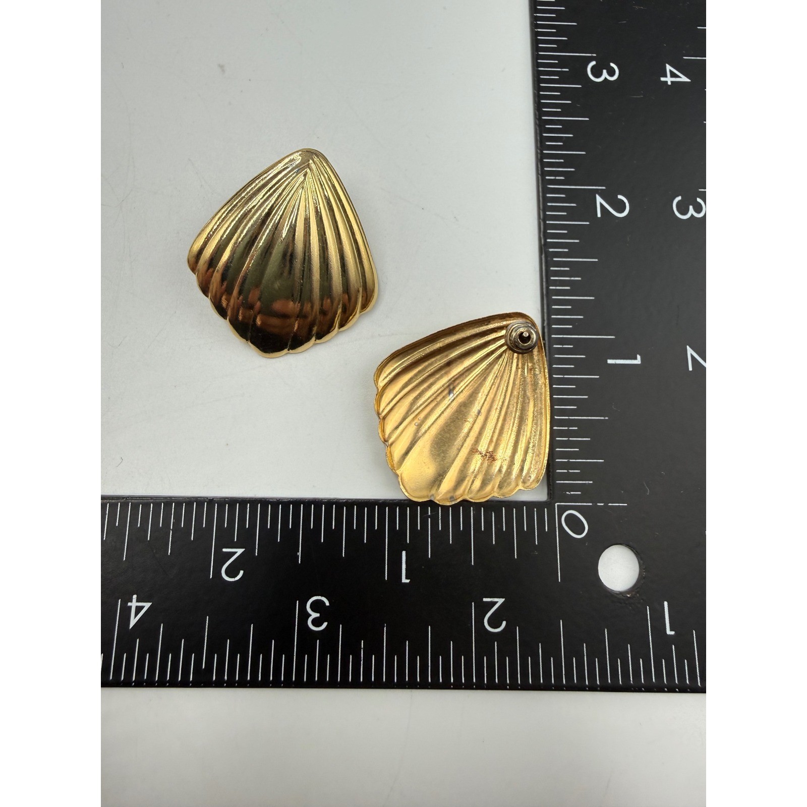 Vintage Gold Tone Ribbed Scalloped Shell Statement Stud Post Earrings Coastal