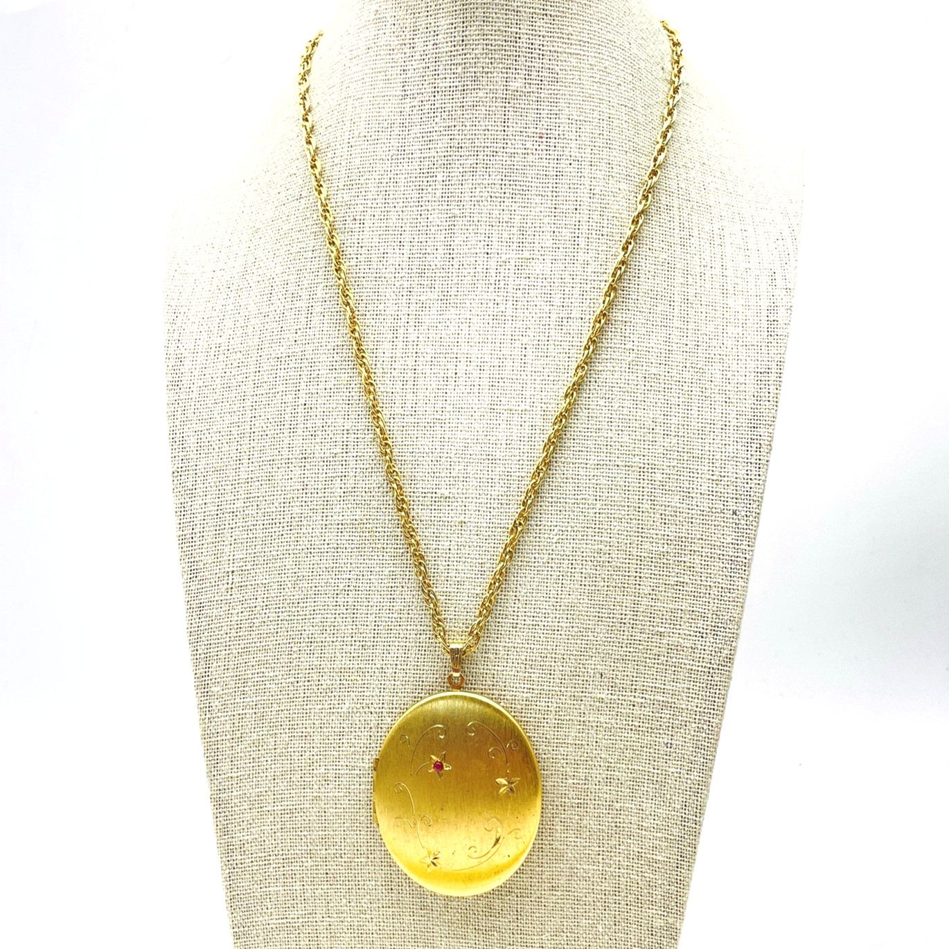 Vintage Gold Tone Necklace Oval Locket Etched Star Keepsake Photo Pendant
