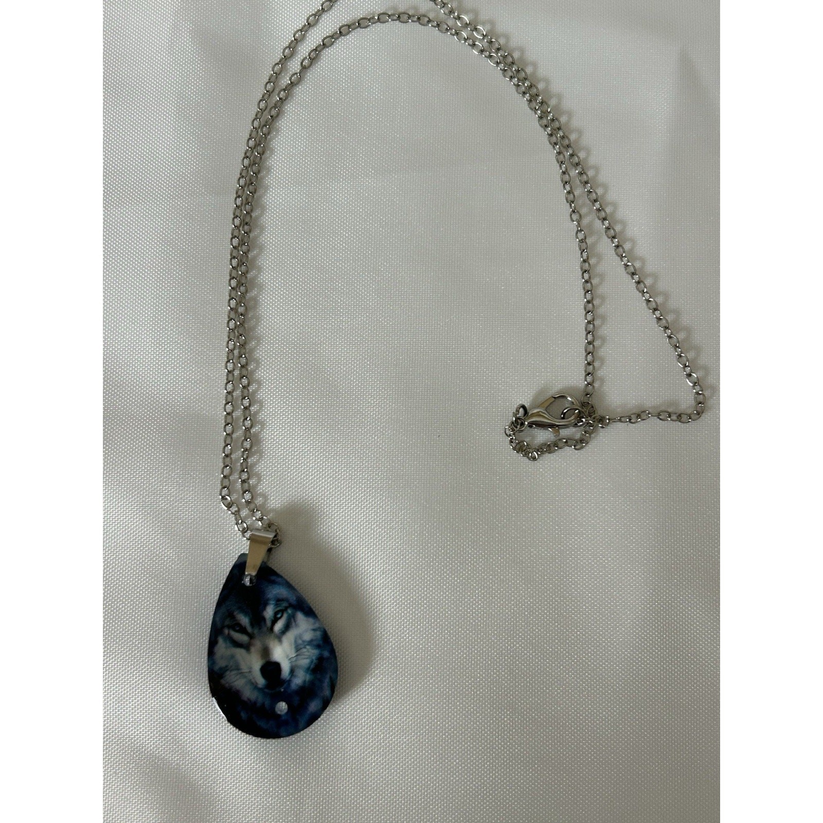 Lovely Silver Stainless Steel Necklace With Acrylic Teardrop Wolf Pendant. 18”