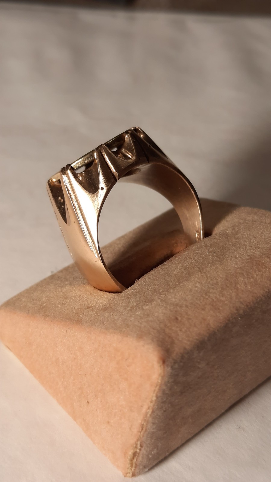 Vintage Recuerdo Token- Ring Medallion Ring Gold Tone size 10-10.5
