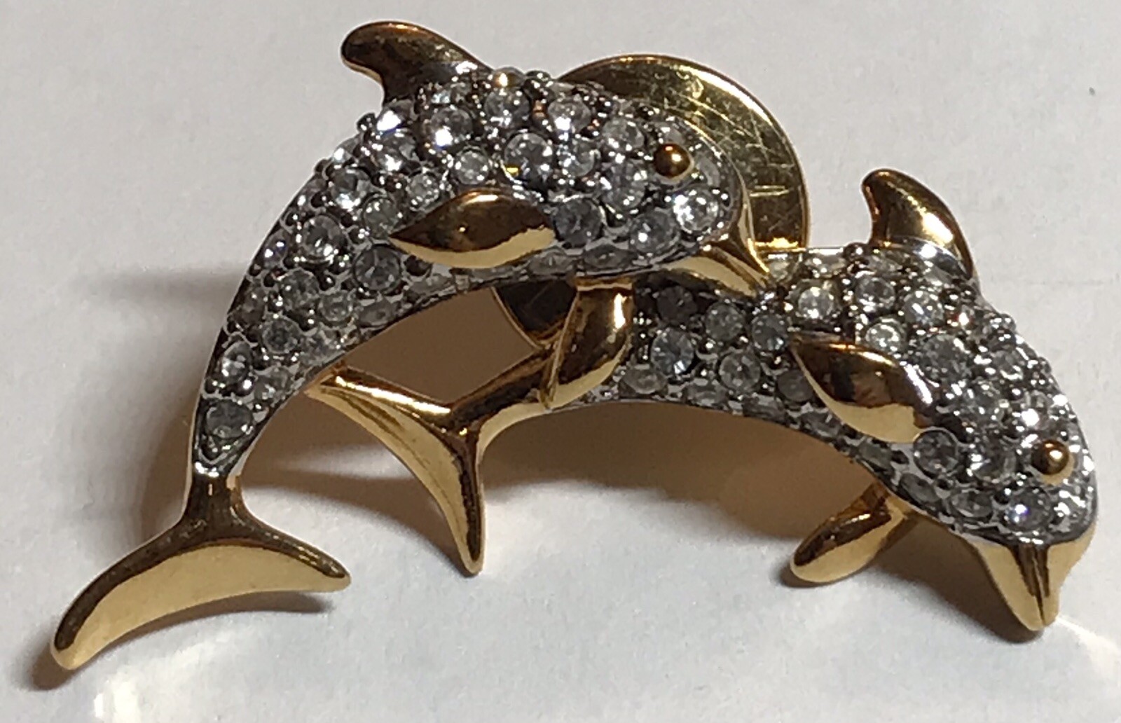 SWAROVSKI CRYSTAL”TWO JUMPING/PLAY DOLPHINS” GOLDTONE PIN BROOCH-1 1/4”X 3/4”