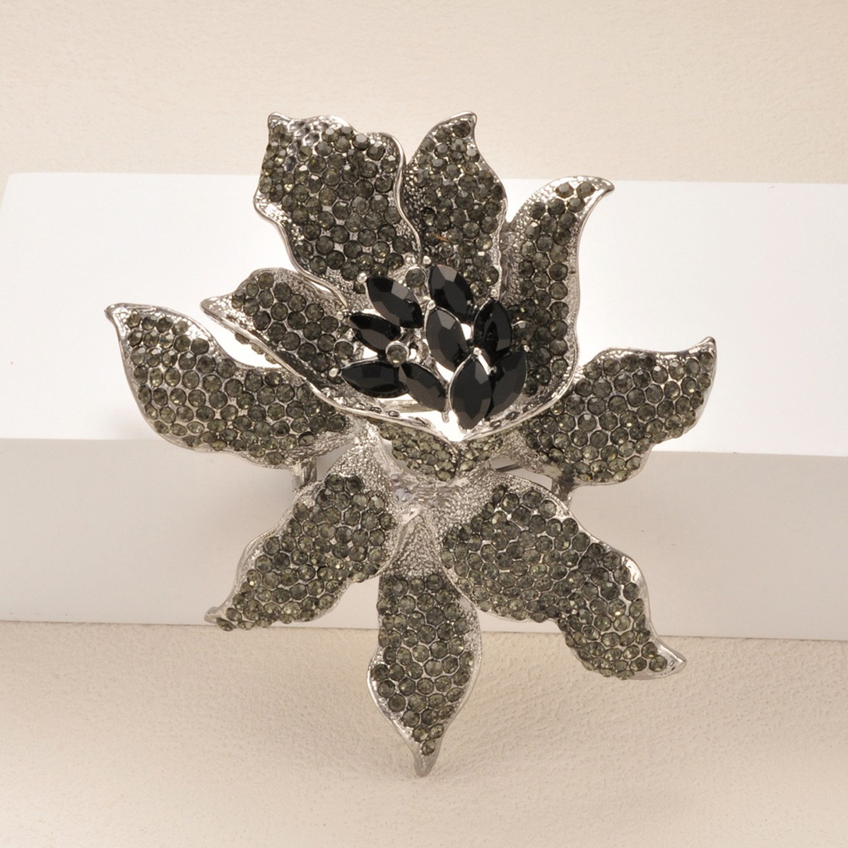 Fashion Crystal Flower Brooch Pin Women Rhinestone Shining Banquet Badge Corsage