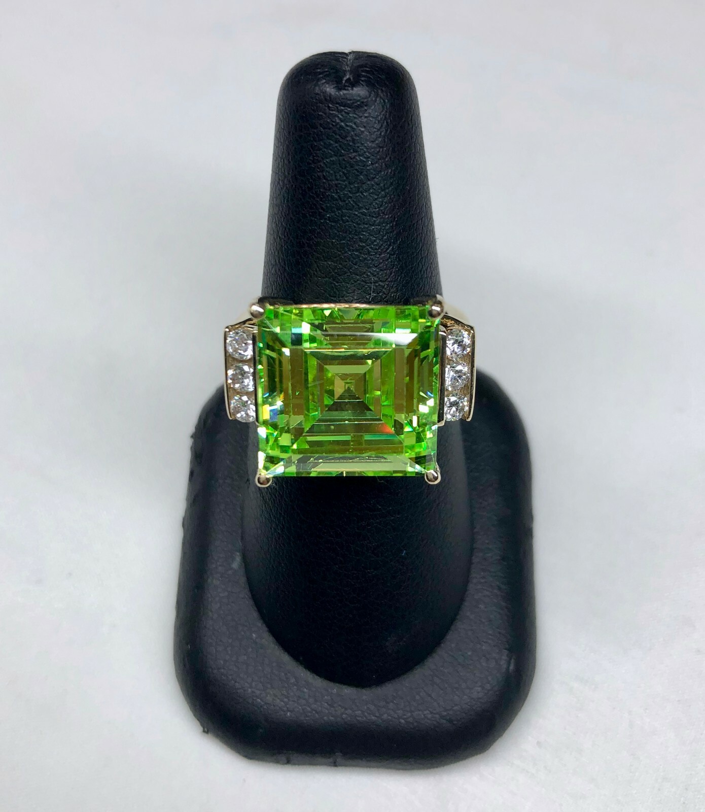 Women’s 10K Gold Green Cubic Zirconia Ring (Size 7) 9.3 grams