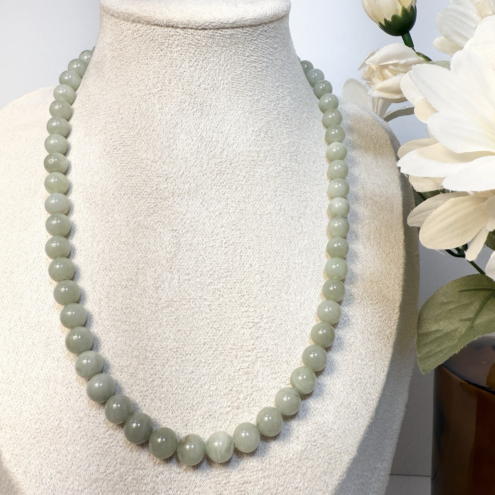 Hetian Jade 17.5IN Twist Closure Bead Necklace 8MM