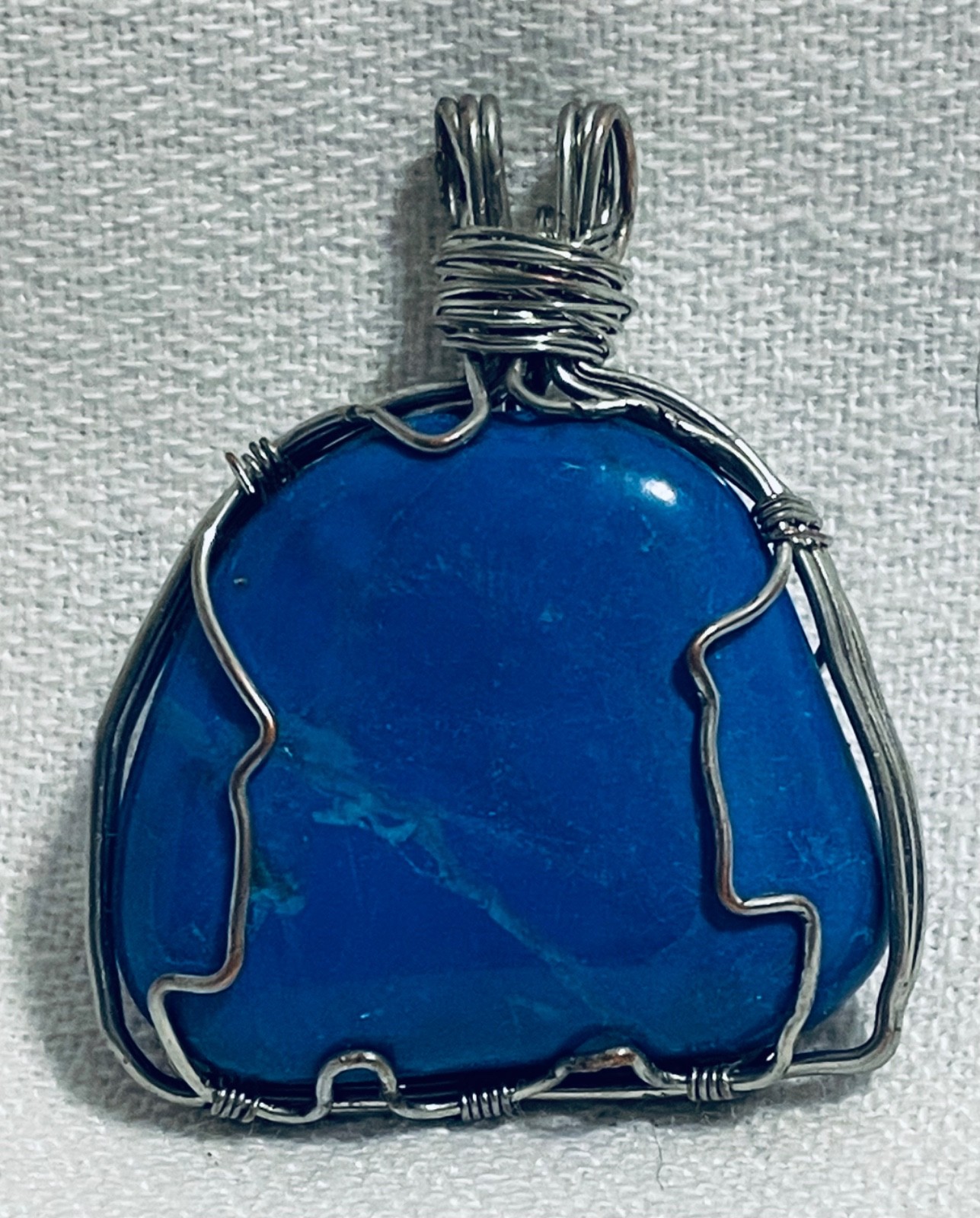 BLUE STONE PENDANT W COLOR VEIN METAL WRAPPED SILVER LOOK NOT MARKED NO CHAIN