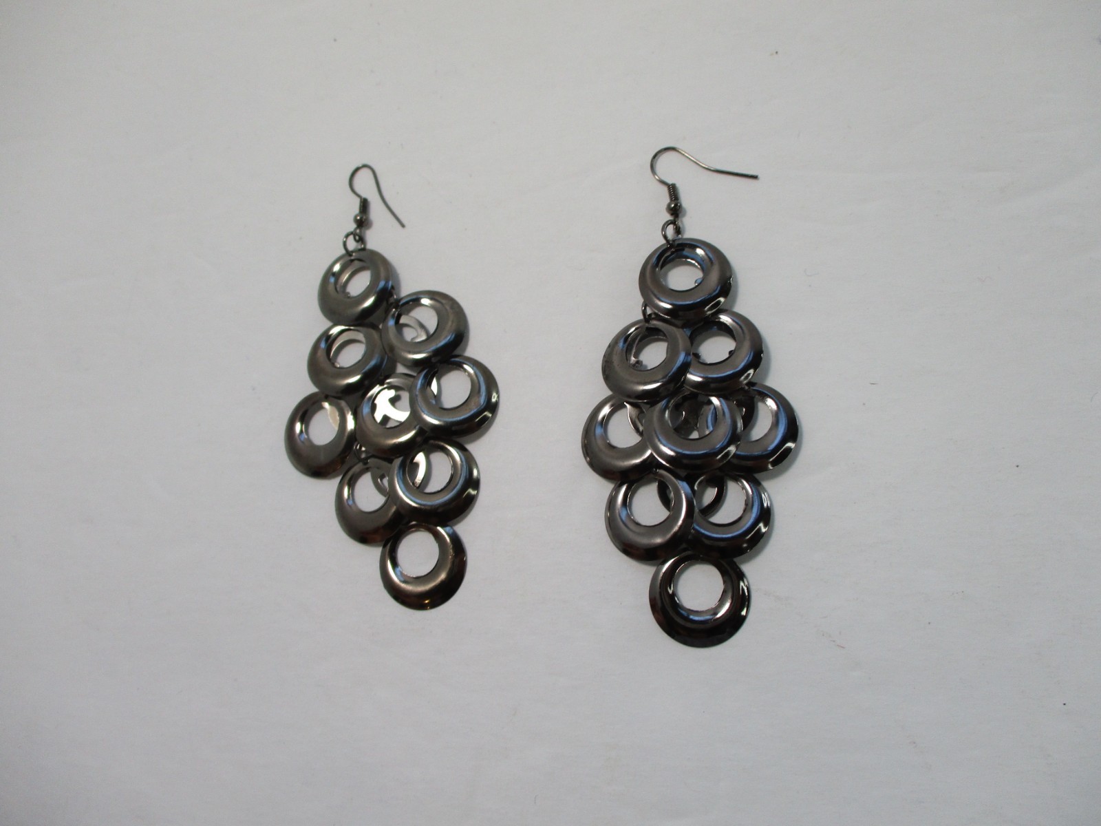 Dangle Earrings 3.5in Pierced Black Shine Metal Lightweight Hook Layered Grapes
