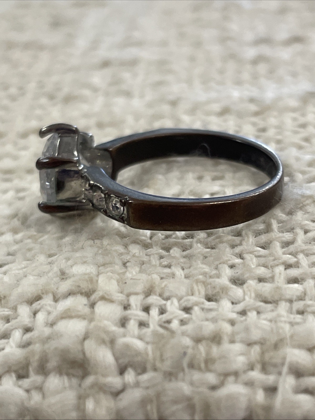 Silver Toned Round Clear White Gem & Accent Stones Band Ring Size 8