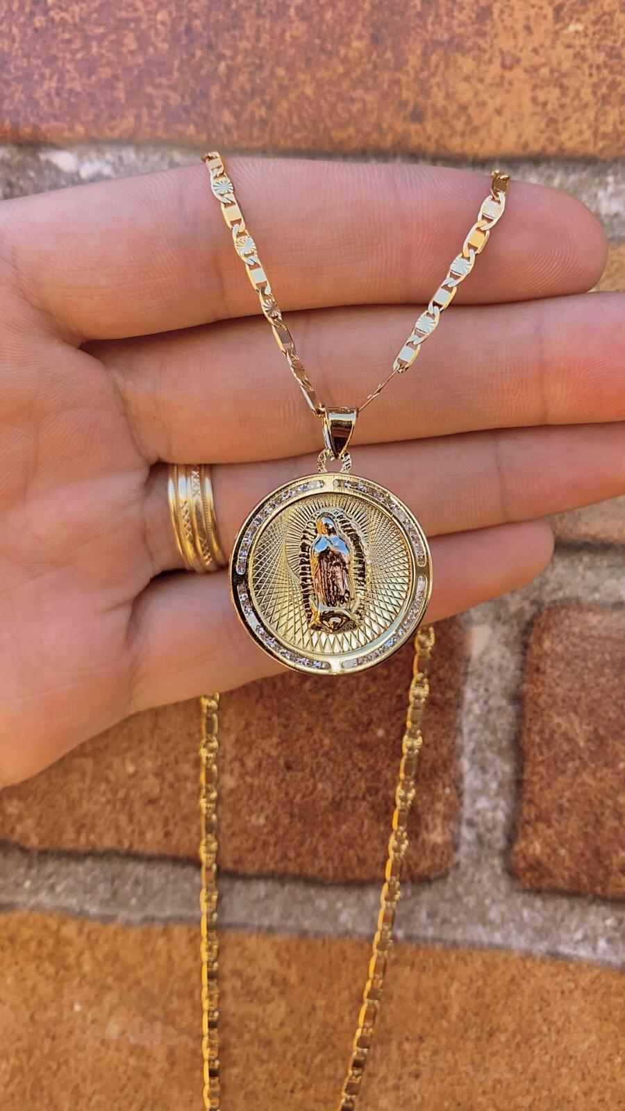 Cadena y Medalla De La Virgen de Guadalupe Tres Oros 28x25mm Guadalupe Necklace