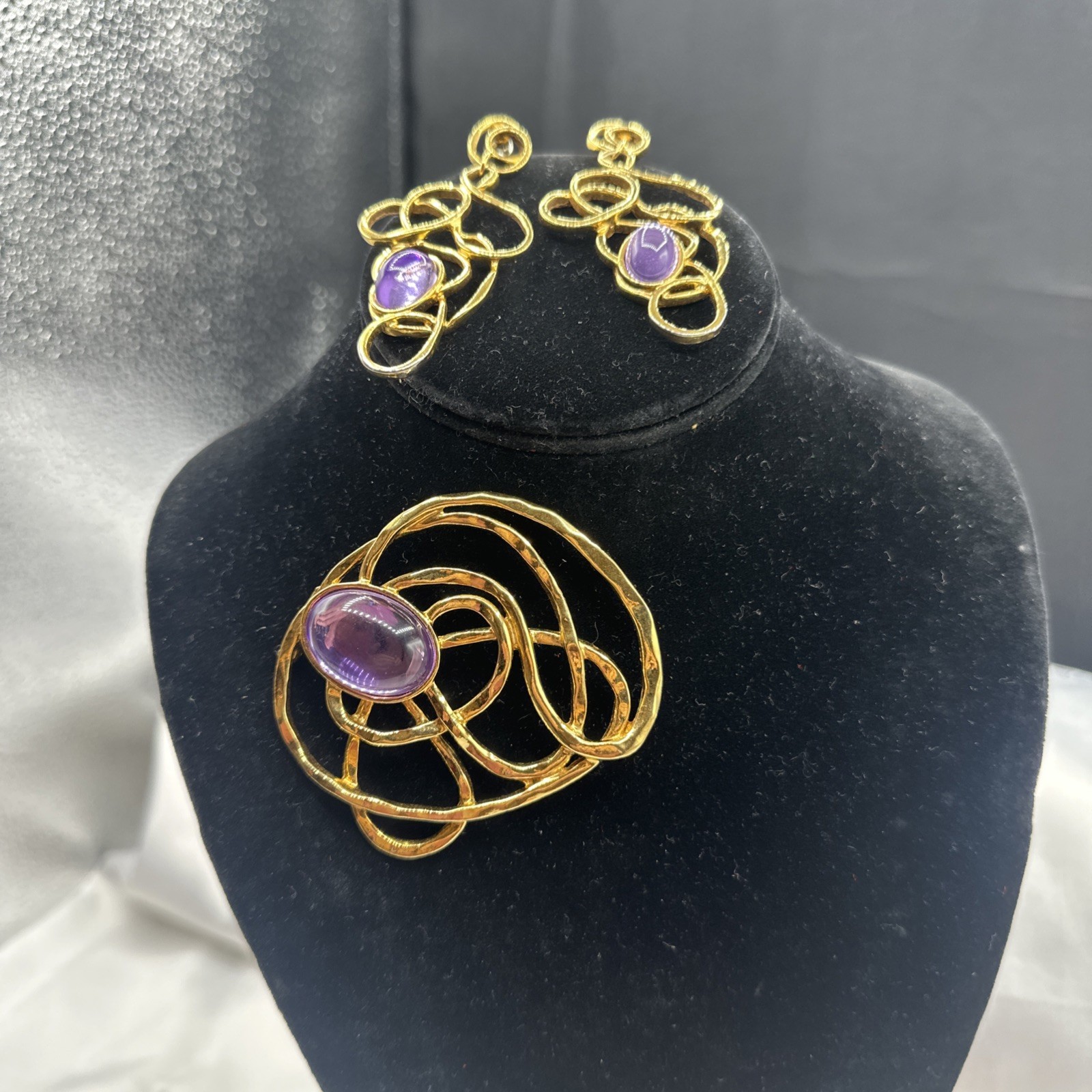 ‘92 Avon Swirl Wire Gold Tone Brooch and Earrings Set. Mint condition. See pics.
