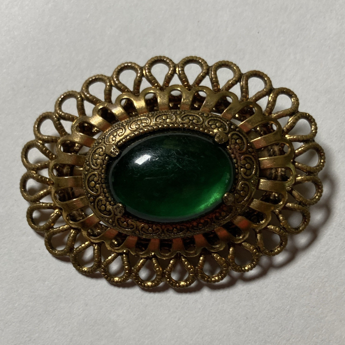 Vintage Gold Tone Oval Filigree Brooch Pin w/ Green Oval