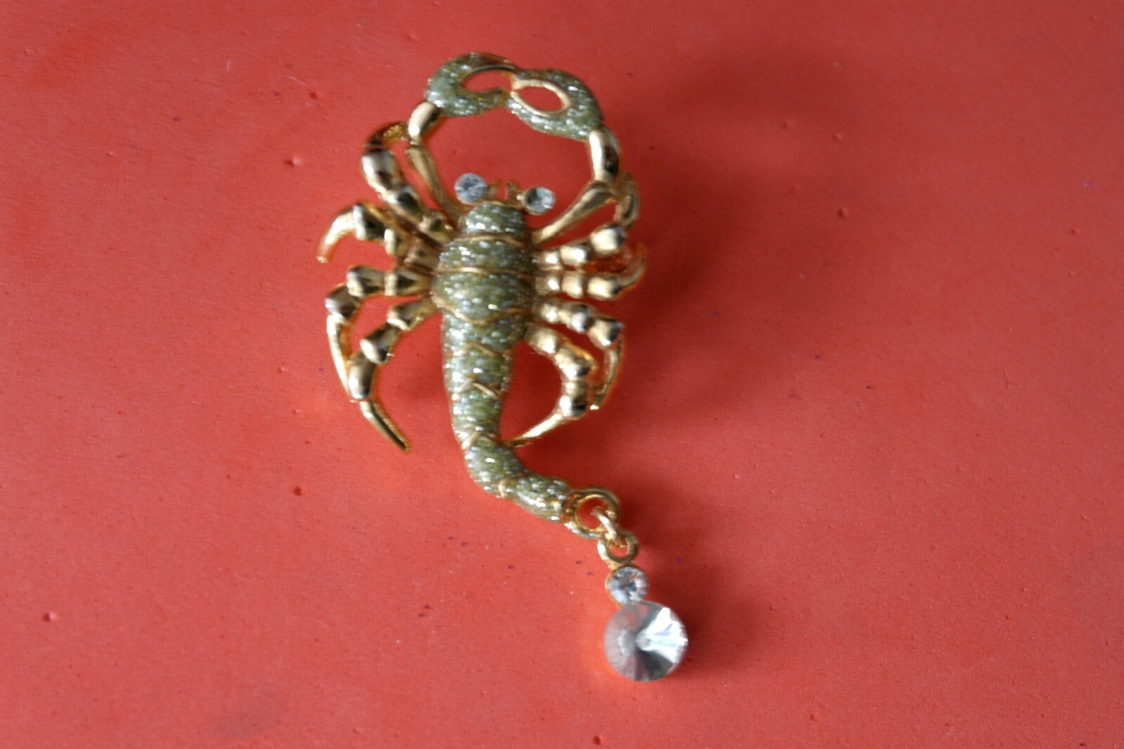 BEAUTIFUL FASHION BROOCH WITH SCORPIO 10.8 GR. 5.5 X 2.2 CM. WIDE IN GIFT BOX