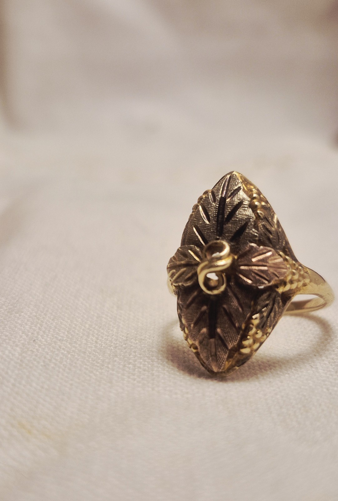 Vintage J.Co Black Hills Gold Navette Ring 10K Tri-Color Leaf Shield Band Size 6