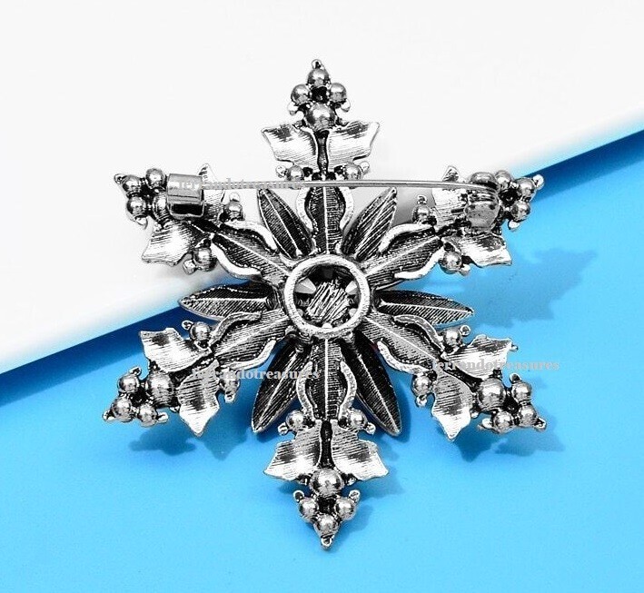 Snowflake Vintage Style Crystal Rhinestone Christmas Brooch and Gold Bag – VIDEO