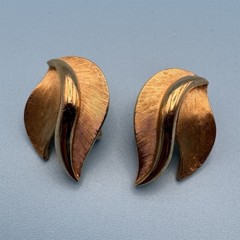 Vintage Crown TRIFARI Gold Tone Leaf Clip On Earrings – 1960s Mid Century Modern