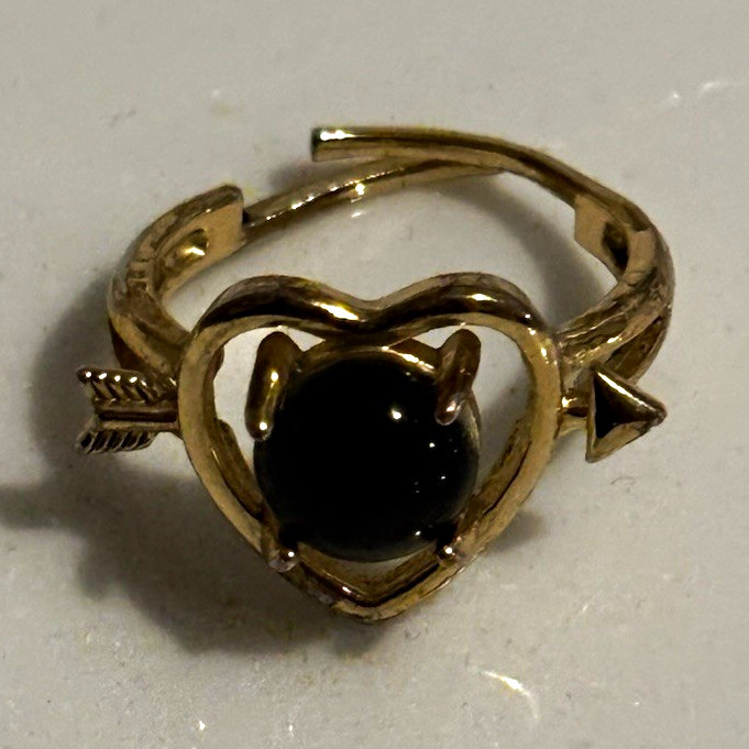 Gold Tone Heart Band Ring Black Heart Stone Love Theme Size 7.5 1 Gem