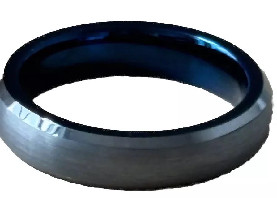 Stainless steel ring / size 4 / dark gray to black on outside /blue on inside