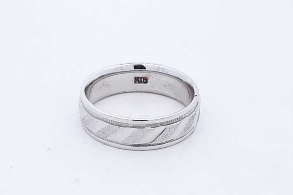 14k White Gold Wedding Band 5.8 Grams Size 8 Eb1025lixde