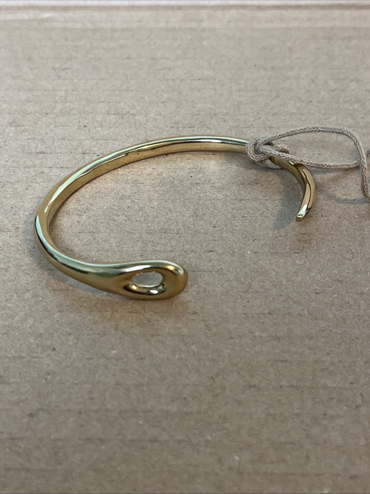Uno de 50 VICTORY Bracelet 2.50″ at Widest, Gold Plated – NEW with TAG