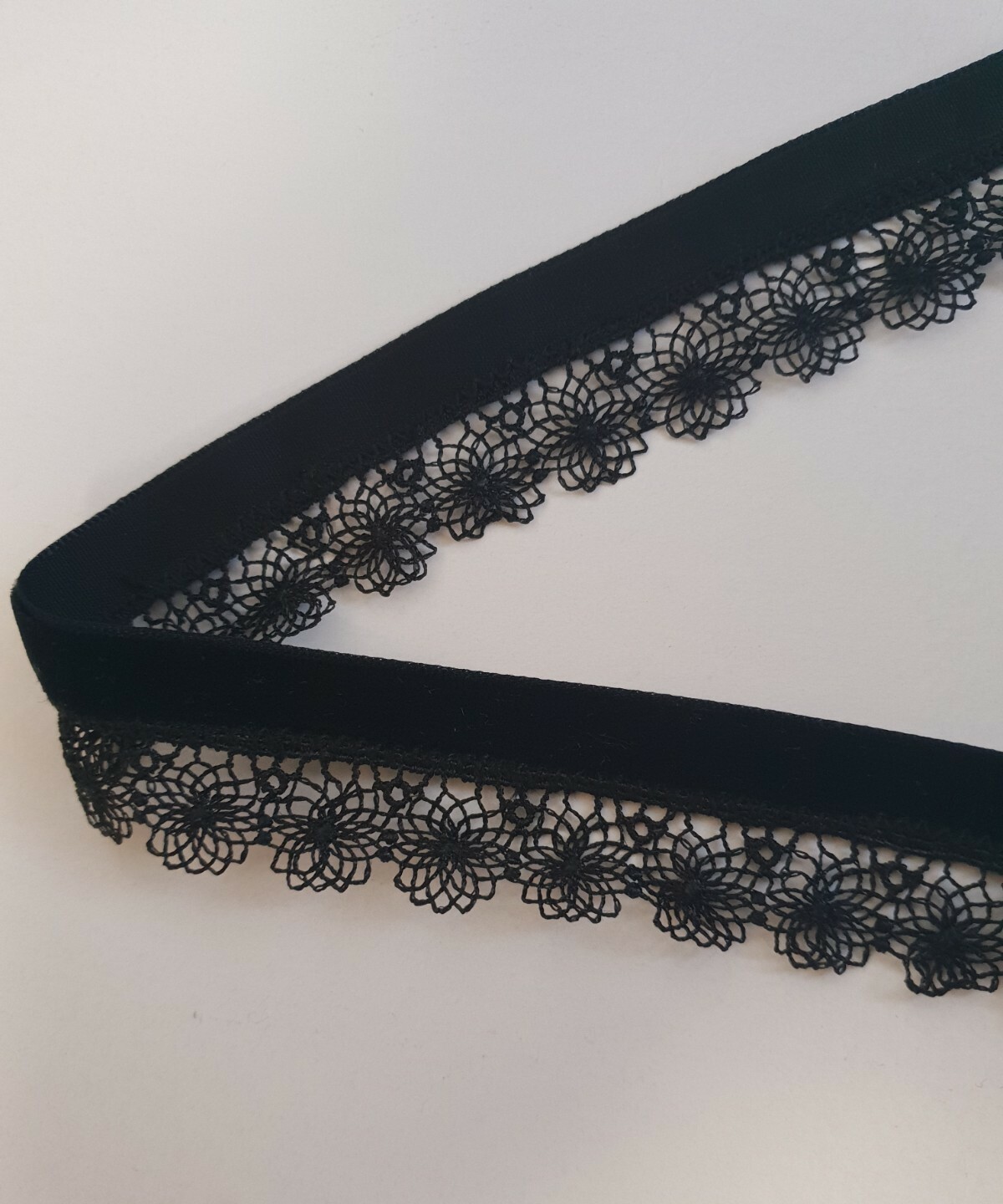 Ladies Crystal Dimonte pearls velvet ribbon embroidered lace Chakor Necklace