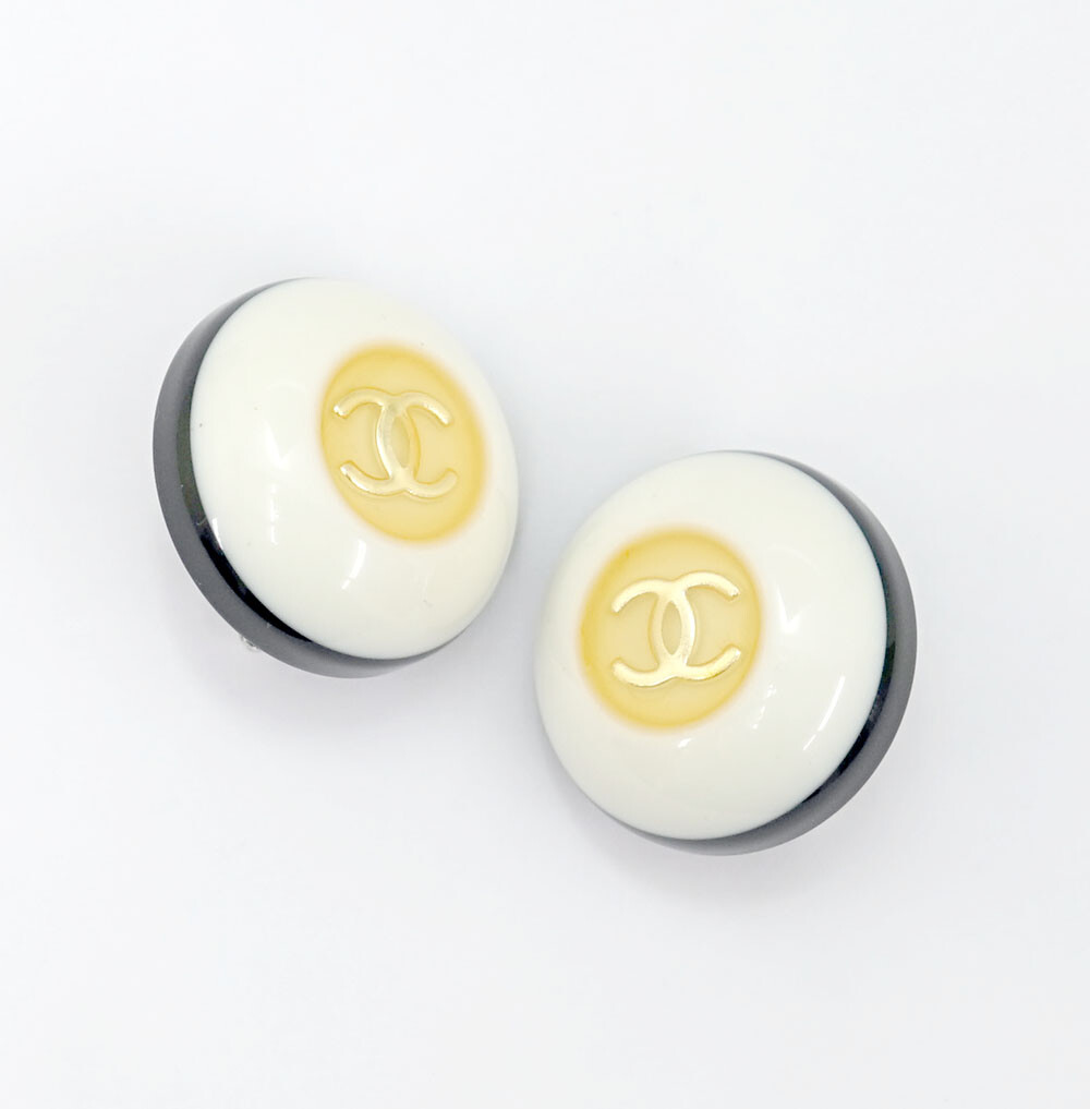 CHANEL CC Logos Black White Round Clip-On Earrings Silver Tone 96P Auth #11584-2