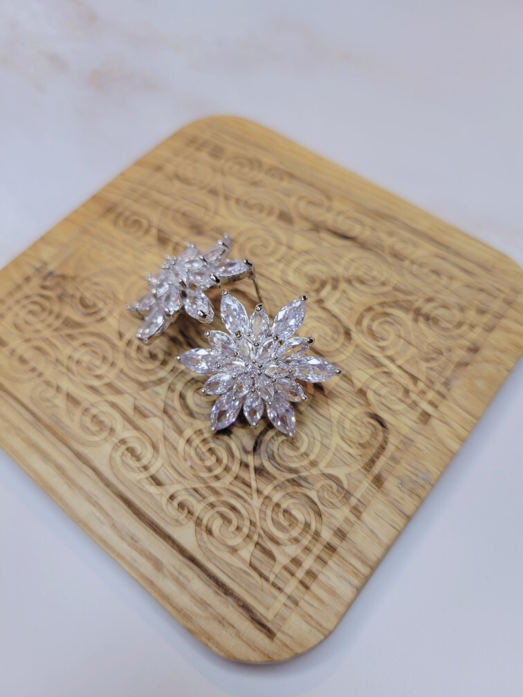Women’s Unique Fashion Crystal Flower Silver or Gold Statement Stud Earrings
