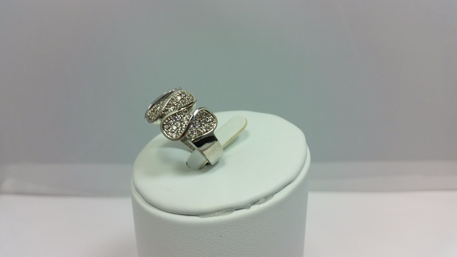 Beautiful Round CZ Wavy Scalloped Ribbon Design Band Silver Size 8