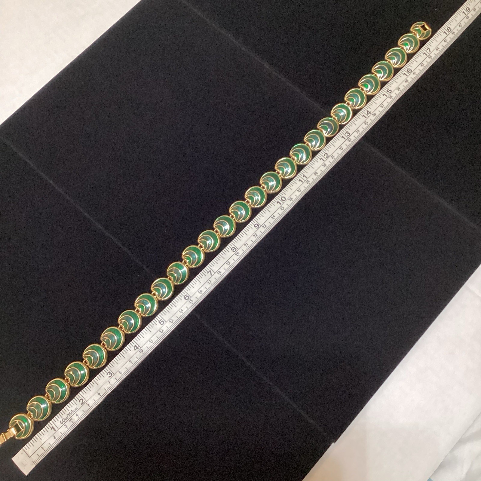 Vintage Style Emerald Green Enamel Scalloped Link Gold Tone Collar Necklace 17″