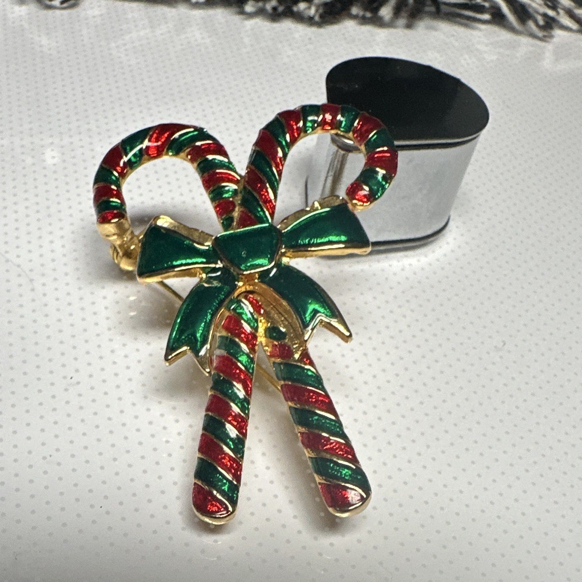 Christmas Candy Cane Bow Brooch Pin Enamelled Metal Red Green Gold Tone