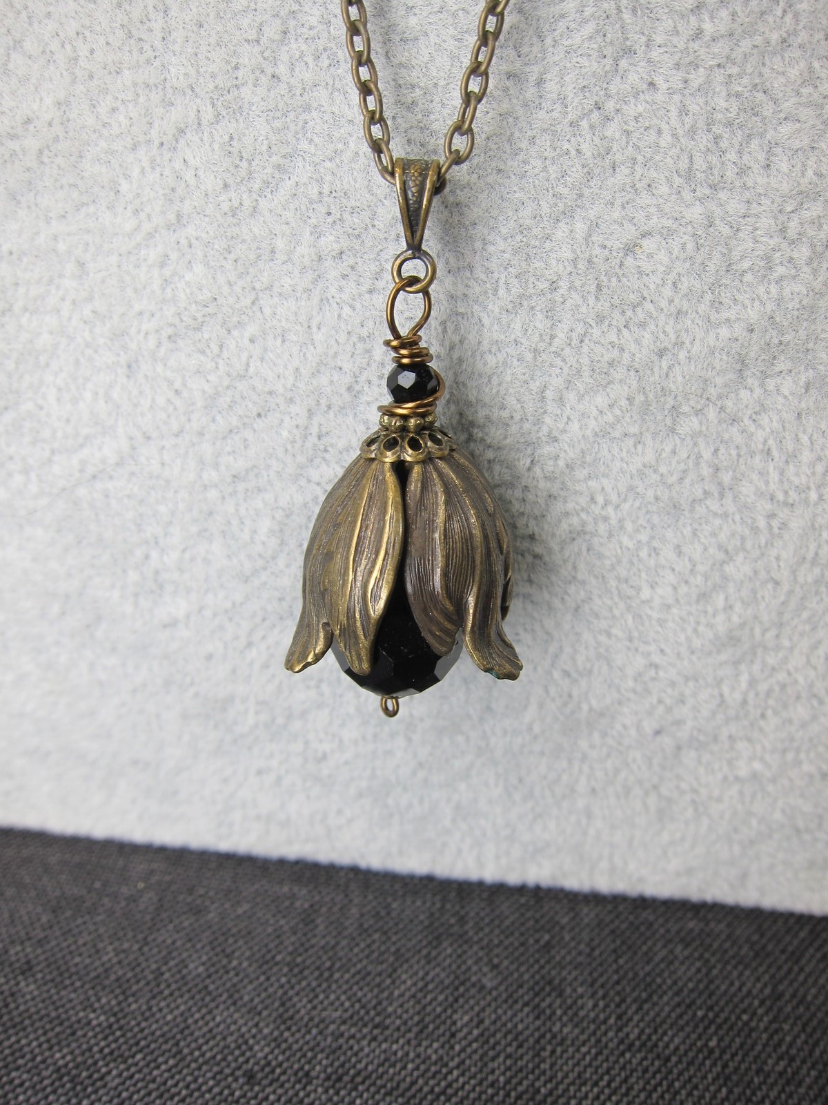 Beautiful 30″ brass-tone necklace w/organic tulip-shaped pendant w/black glass