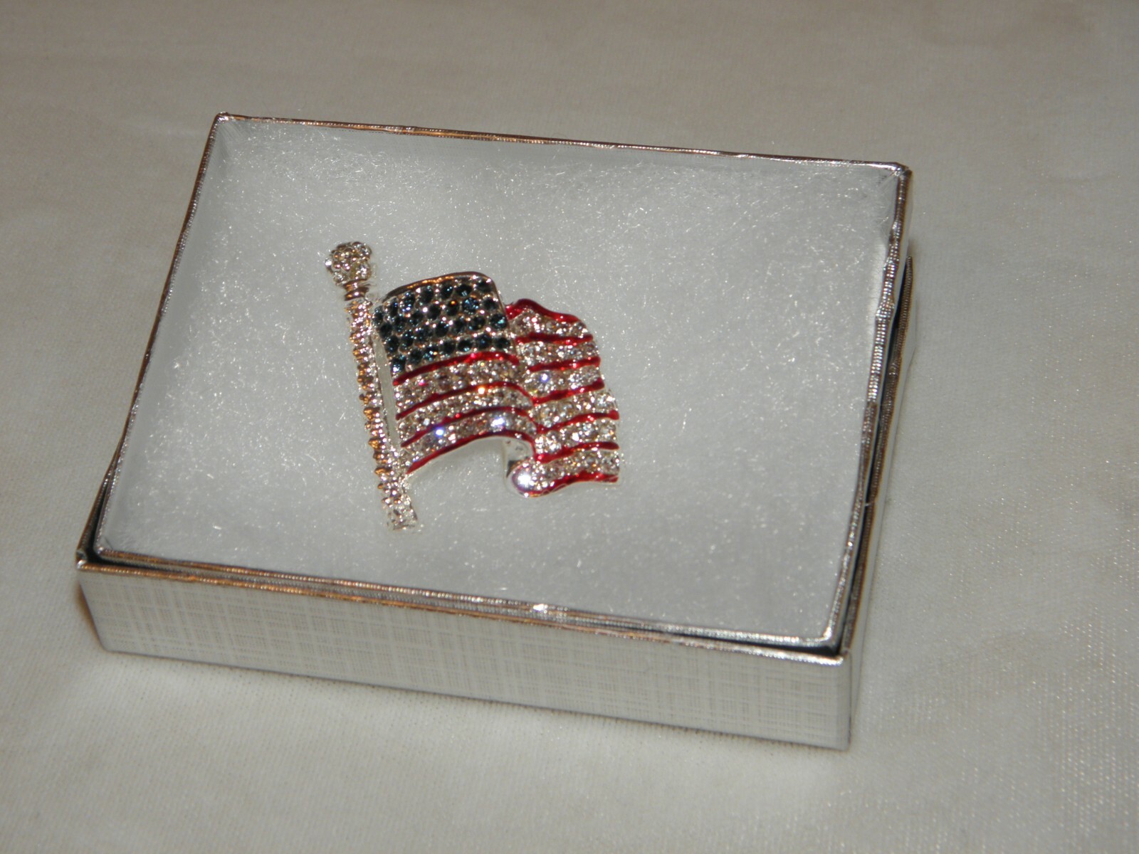 ELECTION 2024 USA FLAG REPUBLICAN DEMOCRAT LAPEL PIN JULY 4 AUSTRIAN CRYSTAL NEW
