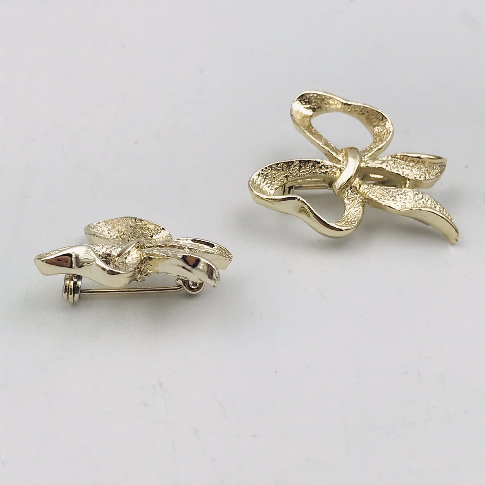 Two (2) Gerrys Signed Silver Tone Ribbons Pin Brooches 1 1/4″x1″ & 1 1/8″x7/8″