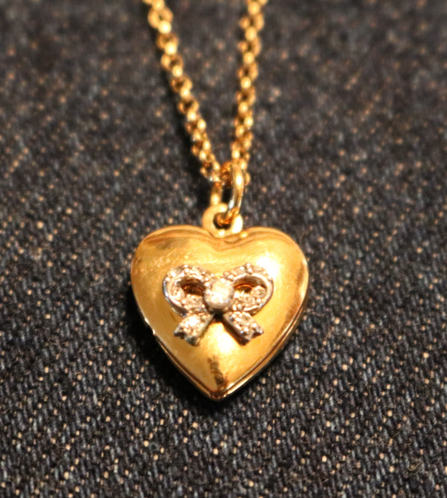 Vintage Juicy Couture Gold Tone Crystal Bow Heart Locket Necklace Y2K 2000’s