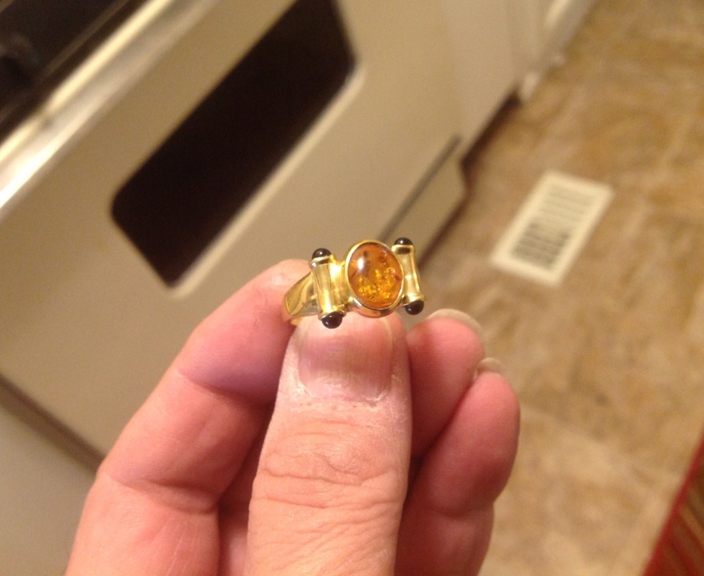 Vintage Lee Sands / Louis Stern Amber Onyx Gold Tone Ring SZ 9